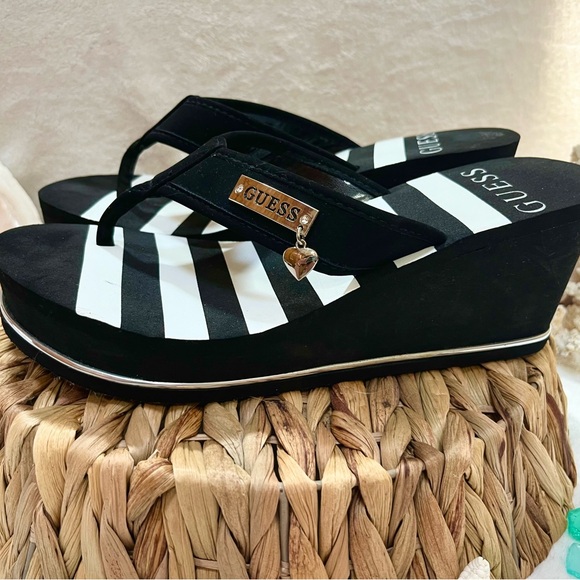 NWOT Guess Thong Sandals - Picture 2 of 4